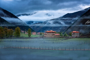 山间云雾中的红顶建筑群