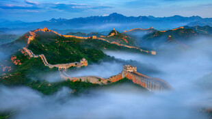 云海中的壮丽万里长城