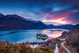 湖畔绚丽晚霞下的美好景致