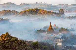 晨雾中的佛塔景观