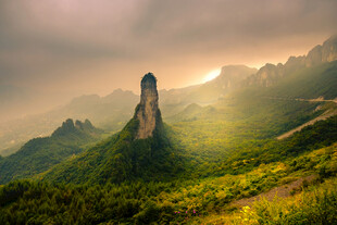 山间孤峰映晨光