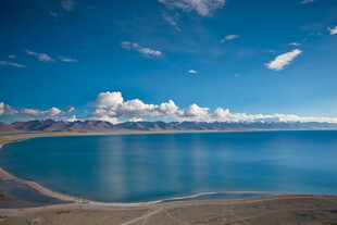 美丽蓝色湖泊与广阔天空