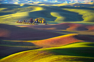 广袤多彩丘陵田园风光