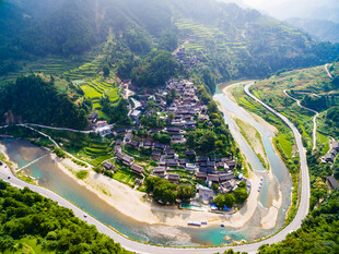 山间村落与蜿蜒公路美景