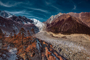 壮丽山景俯瞰图