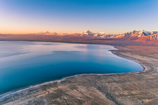 壮丽湖景与远方山峦