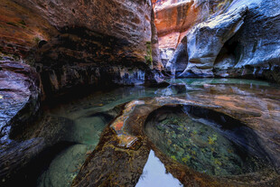 峡谷中的清澈水潭景观