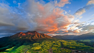 壮丽山景与绚烂天空