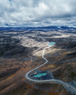 蜿蜒公路穿过多彩地貌