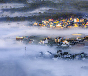 云雾中若隐若现的璀璨小镇