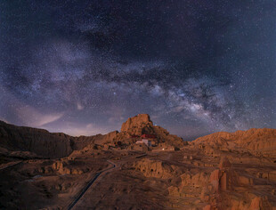 星空下的壮丽山地景观