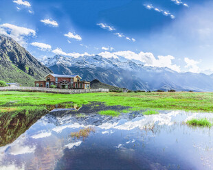 雪山下的美丽湖畔风光