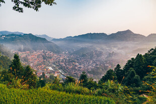 山间村落晨景