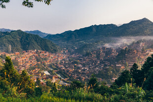 山间城镇美景