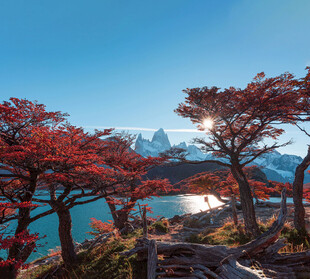 湖畔红叶与远山壮丽景致