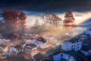 晨雾中的宁静村庄