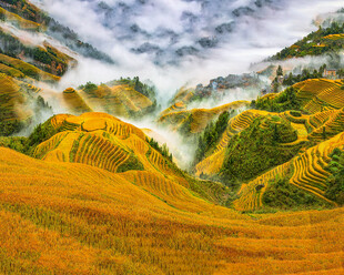 秋日山间云雾缭绕美景