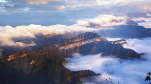 壮丽云海环绕巍峨山峦
