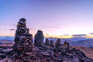 日落时分的石堆景观