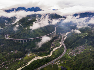 高山云雾中的壮丽桥梁