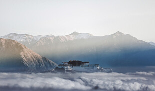 雪山中的静谧小屋