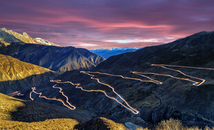 壮丽山谷日出美景