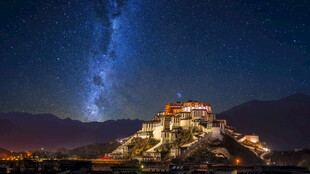 夜空下的古堡与璀璨星河