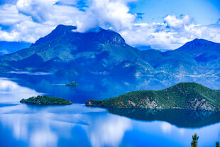 宁静山水间的美丽湖景
