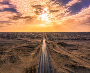 夕阳下的旷野公路