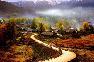 秋日山间村落蜿蜒小路