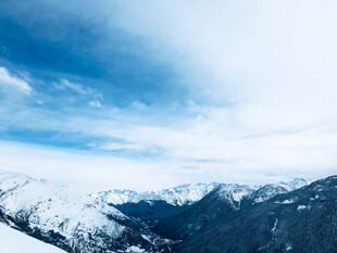 雪山蓝天壮丽自然景观