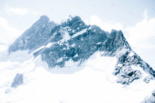 巍峨雪山云雾缭绕