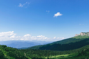 青山蓝天间的秀丽自然风光