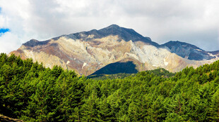 山林环绕的壮丽多彩山峦