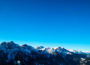 雪山蓝天壮丽自然景观