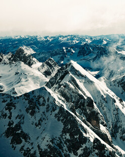 壮丽雪山航拍景观