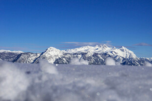 雪山云海壮丽景观