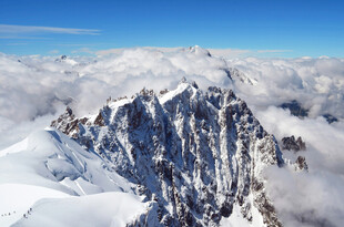 巍峨雪山耸立于云海之上