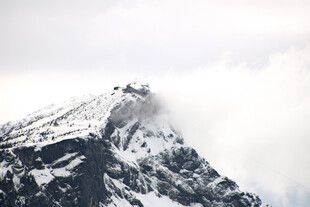 巍峨雪山云雾缭绕