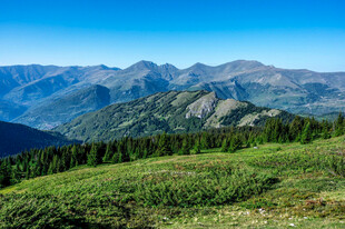 青山翠谷间的壮美山峦