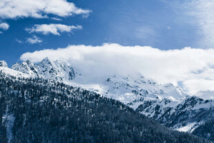 雪山云海壮丽自然景观
