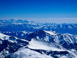 壮丽雪山高空俯瞰美景
