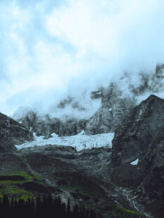 云雾缭绕的壮丽高山景色