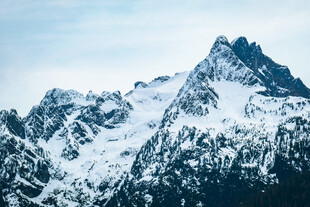 巍峨雪山壮丽景致