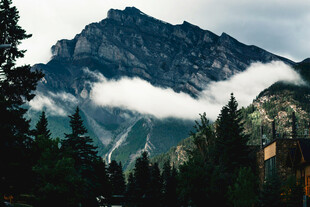 云雾缭绕的壮美山峦