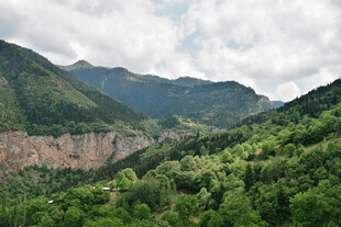 青山绿野间的壮美山景
