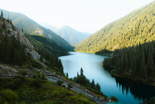 山间幽蓝湖泊美景