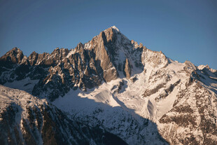 巍峨雪山壮丽景致