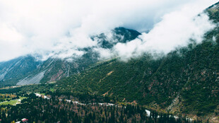 云雾缭绕的山间美景