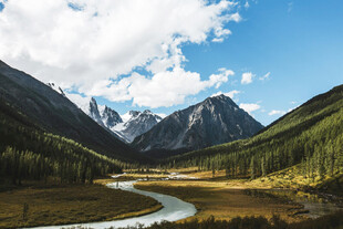 山间河流与壮丽雪山美景